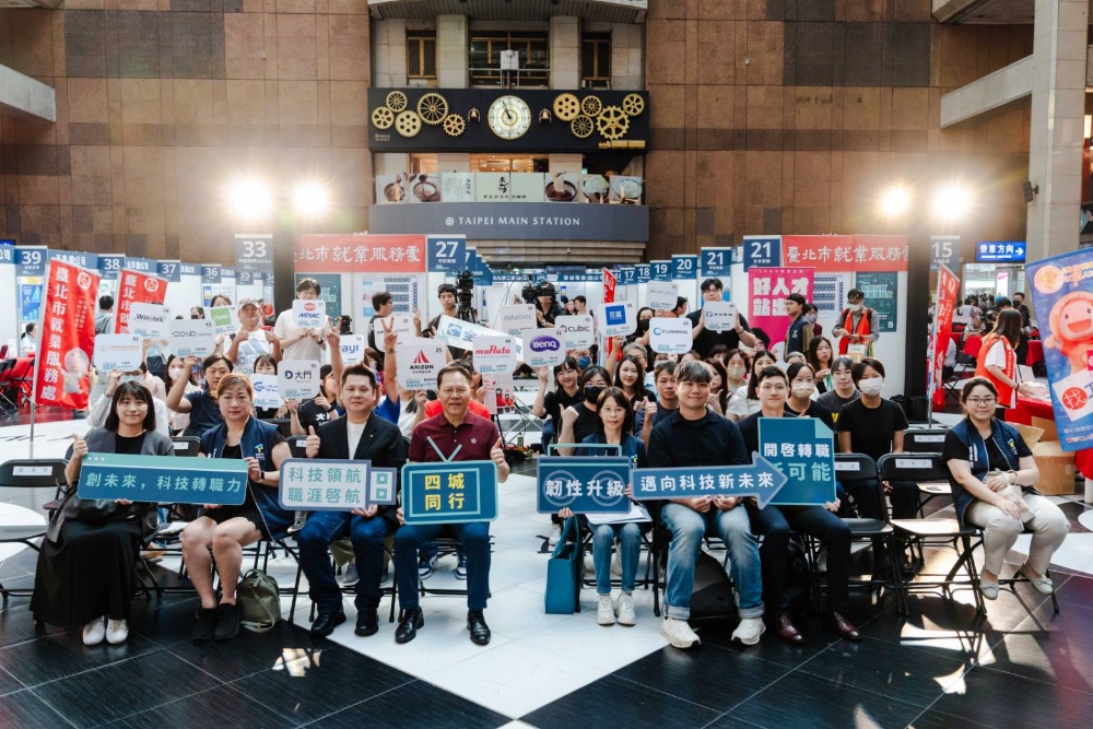 圖▲王秋冬勞動局長與全體企業合照。