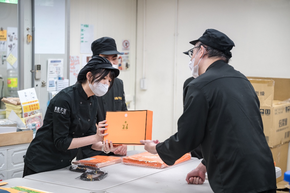 圖▲就業服務員(左)指導庇護夥伴如何包裝。