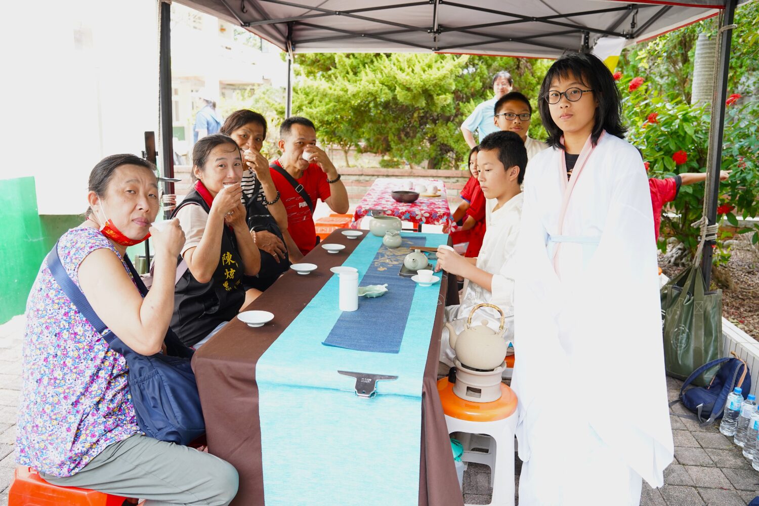 現場民眾於茶席區體驗東方美人茶文化，穿著傳統服飾的茶師親自奉茶，帶領參與者細品茶香與茶藝之美，展現峨眉茶鄉獨有的人文風情。（圖／記者林照東翻攝）