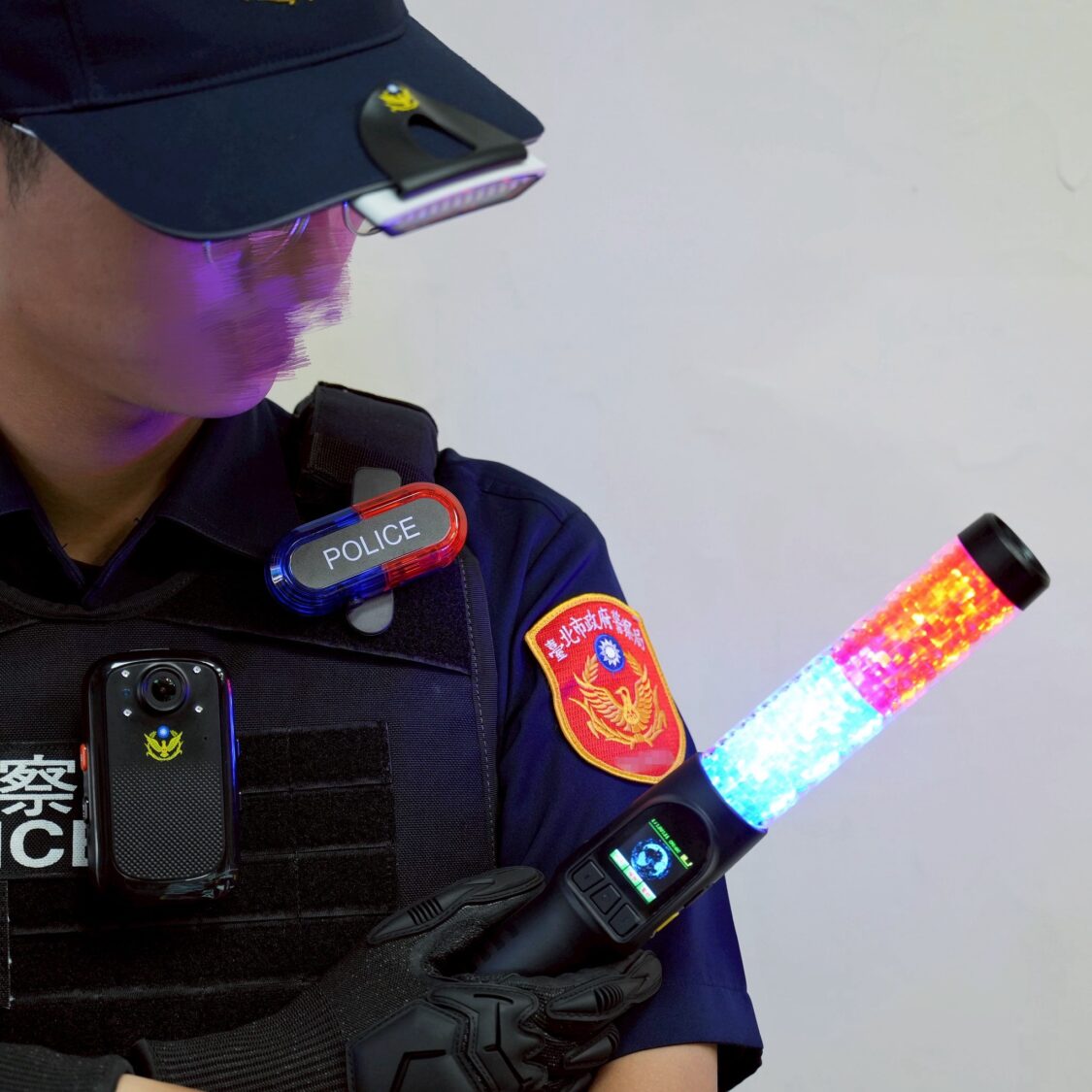 該款帽沿燈具備高亮度白光照明與紅藍警示功能，方便員警在臨檢、事故處理或交通指揮時快速配備，兼顧便攜性與實用性。(翻攝畫面)