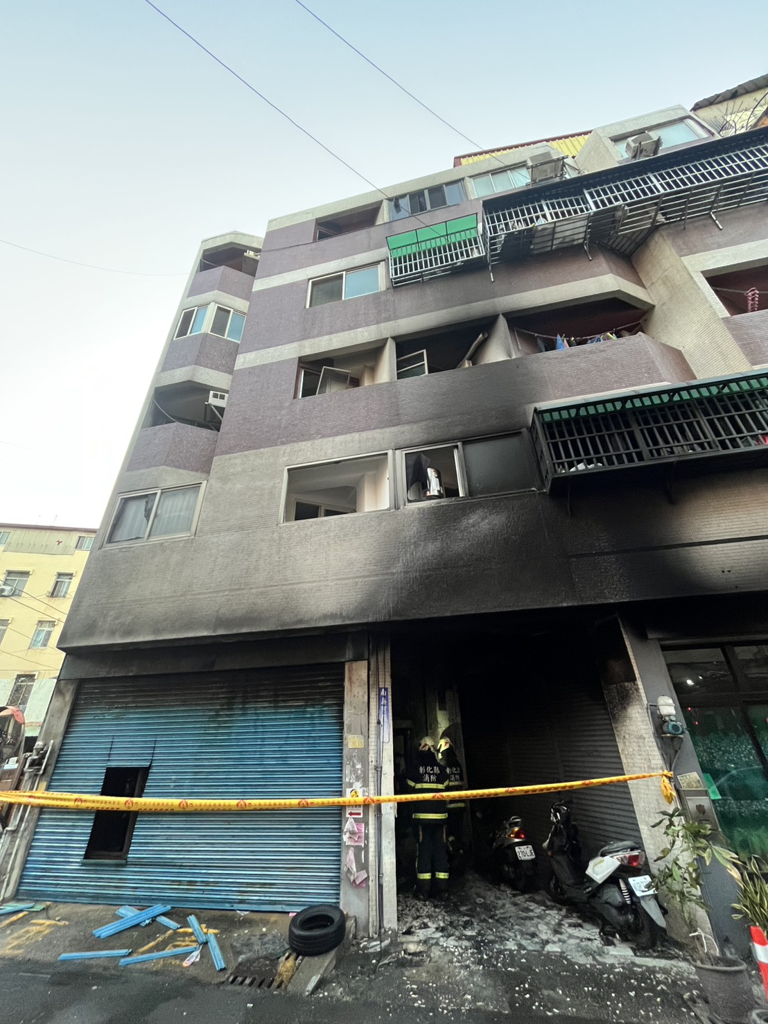 彰化市5樓老公寓深夜惡火！濃煙灌樓17人嗆傷送醫 - https://www.watchmedia01.com