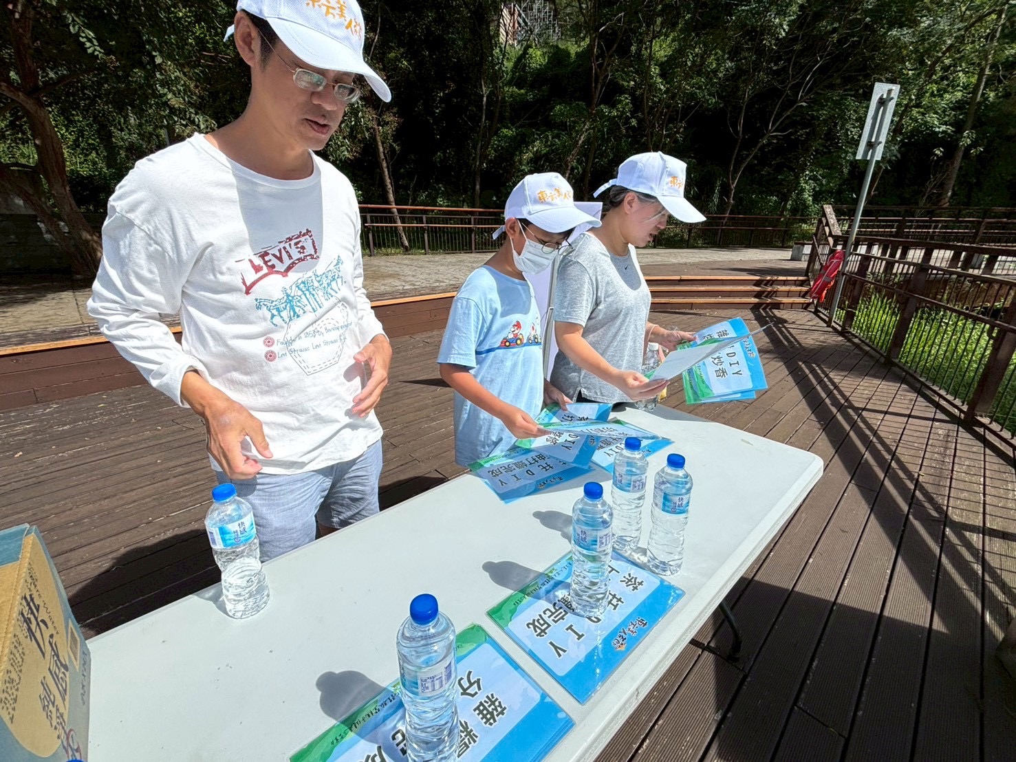 健走活動沿途設置闖關站，參與民眾完成任務可兌換摸彩券，大小朋友在藍天下歡笑互動，體驗峨眉茶鄉的親子樂趣與文化魅力。（圖／記者林照東翻攝）