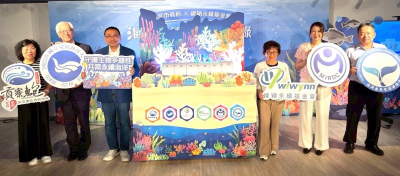 《圖說》產官學研共同放上珊瑚基座，攜手守護東北角海域。〈漁業處提供〉