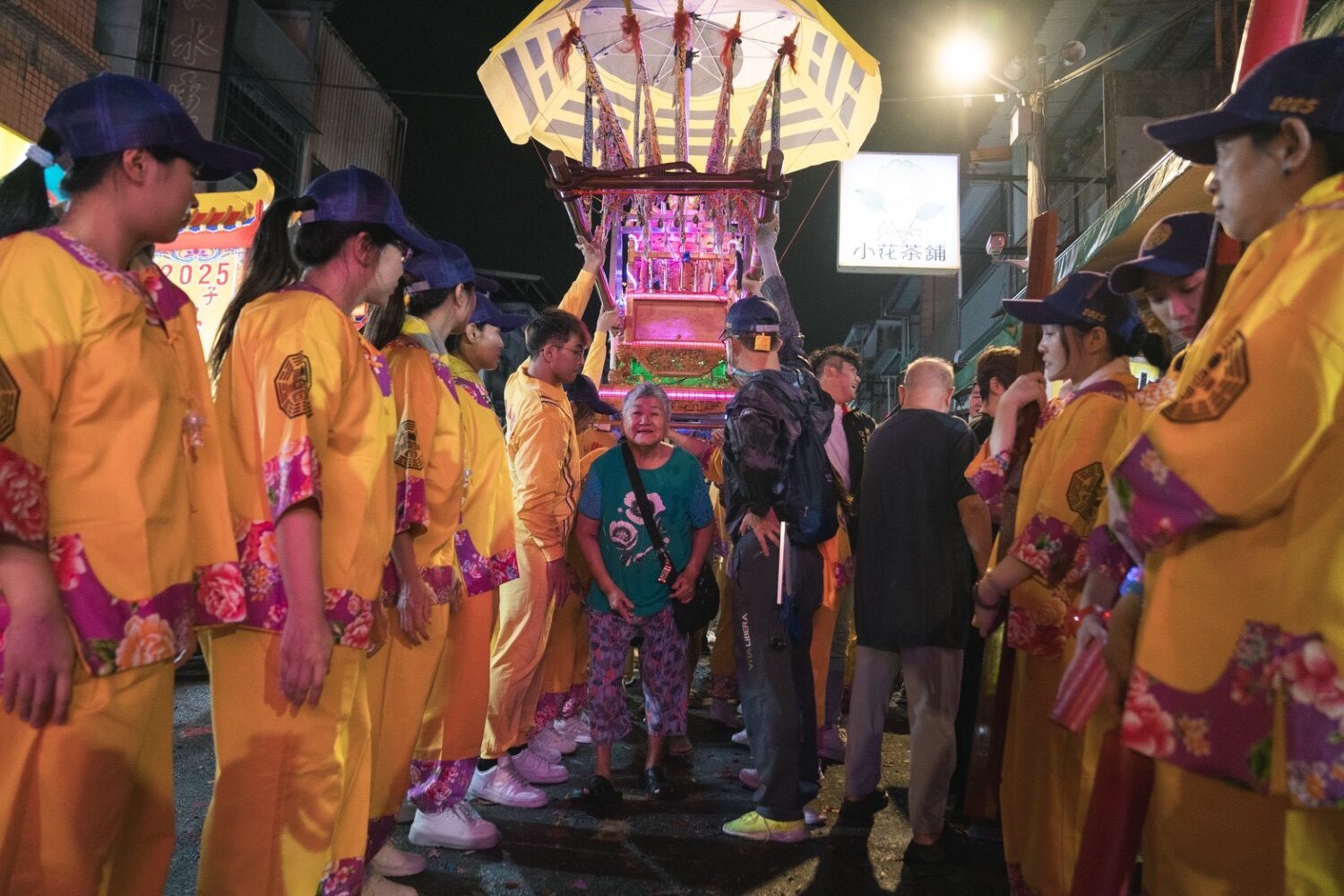 全女性的小武轎班全程不落轎，更高舉轎子讓信眾排隊「鑽轎底」長達6分鐘之久。（圖／桃園護國宮提供）