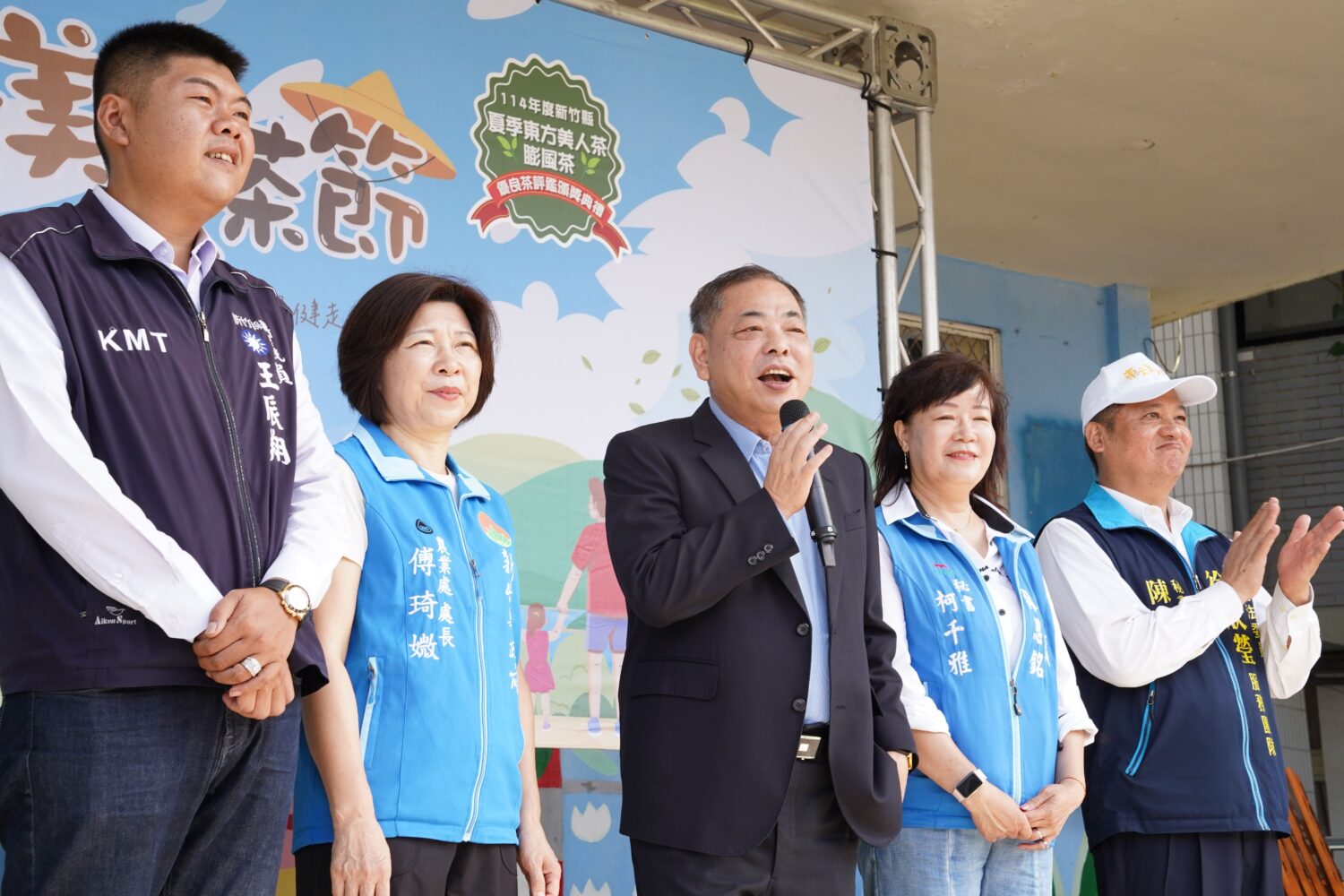 副縣長陳見賢（中）於開幕典禮致詞時表示，將持續推動峨眉茶產業升級與永續發展，讓「東方美人茶」成為新竹縣的文化象徵與國際亮點。（圖／記者林照東翻攝）