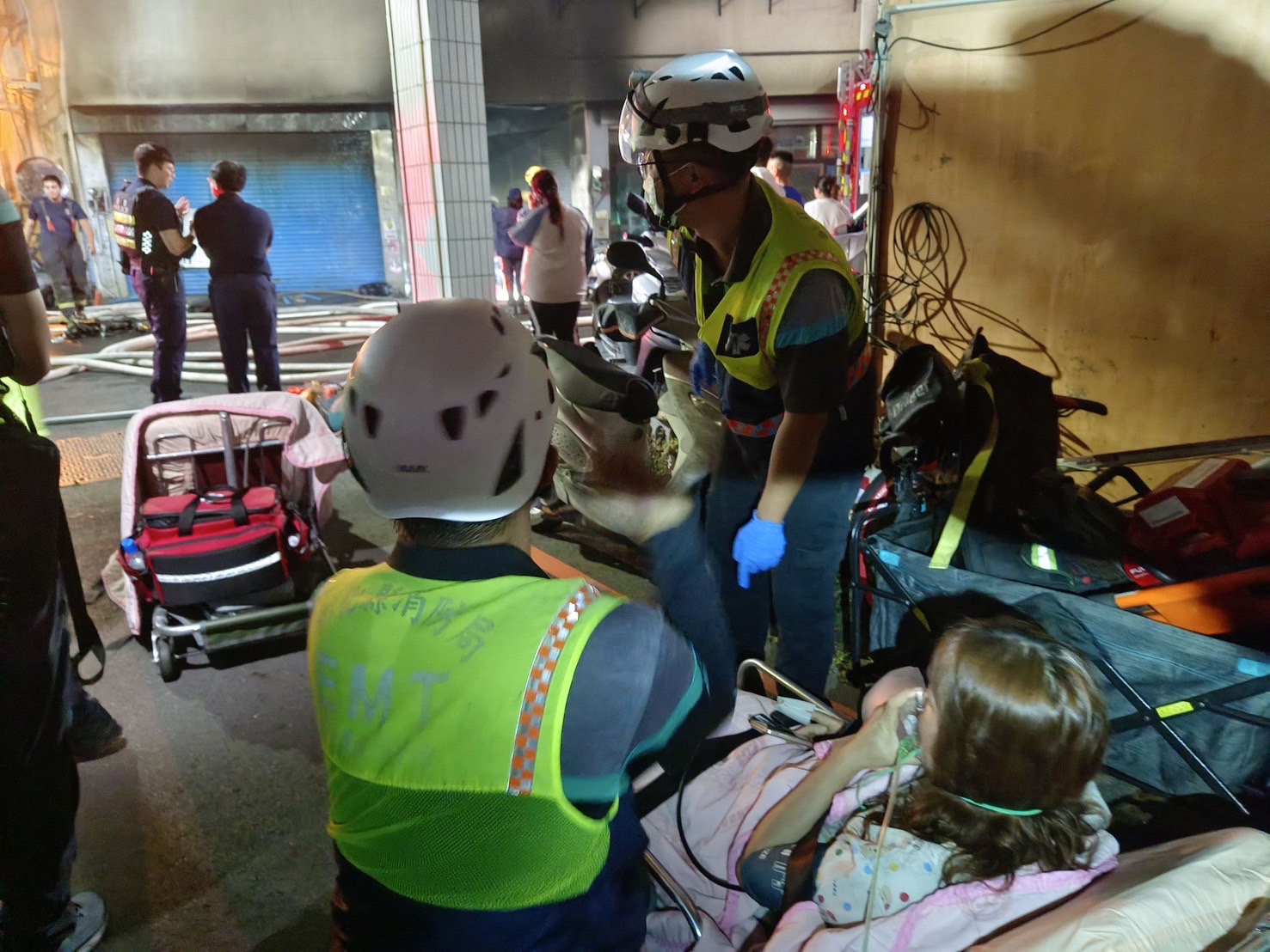 彰化市5樓老公寓深夜惡火！濃煙灌樓17人嗆傷送醫 - https://www.watchmedia01.com