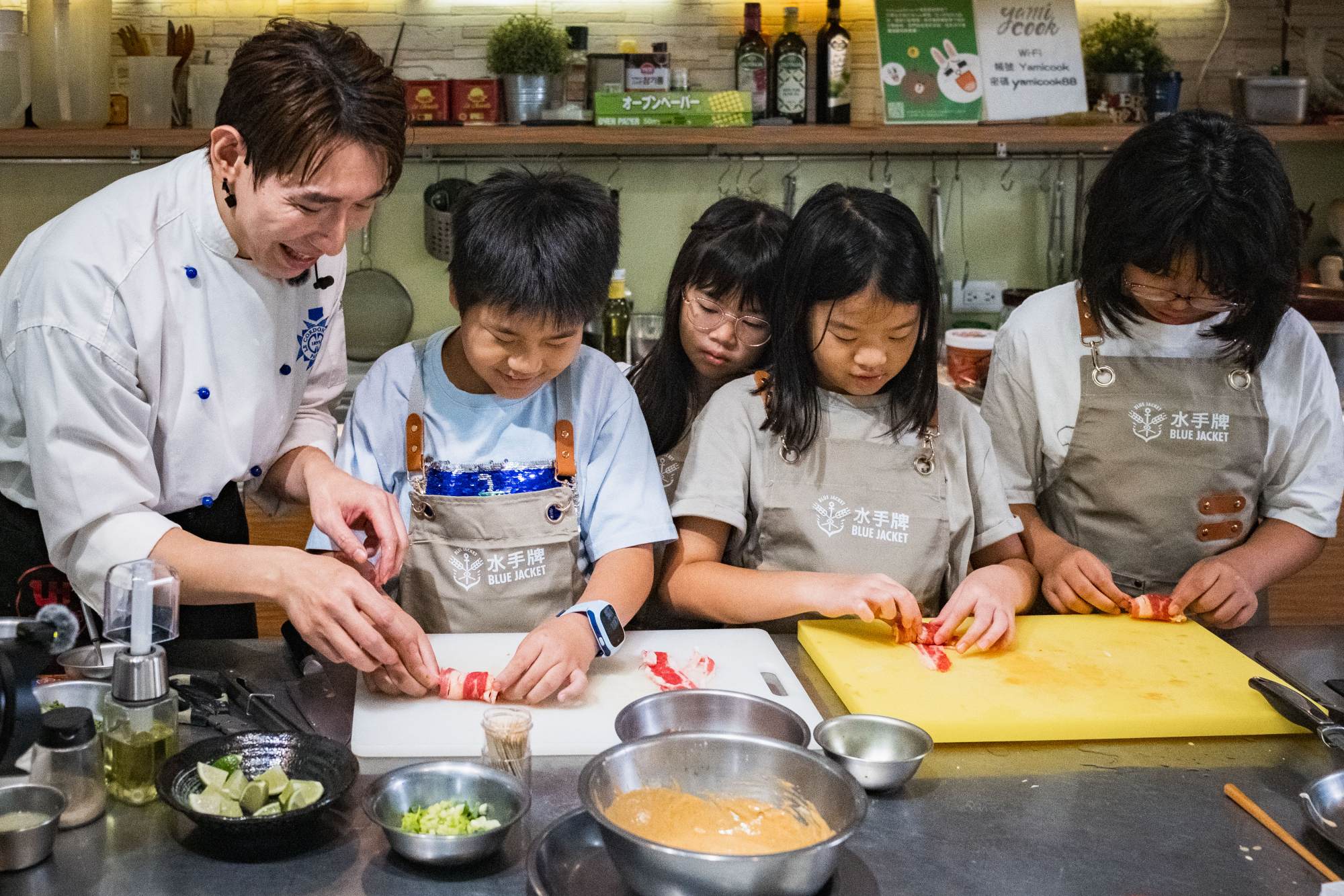當天主廚（左1）親手示範多道創意料理，更邀請參與的小小廚師們擔任得力助手，共創完成多道精美炸物小點。圖/聯華製粉提供