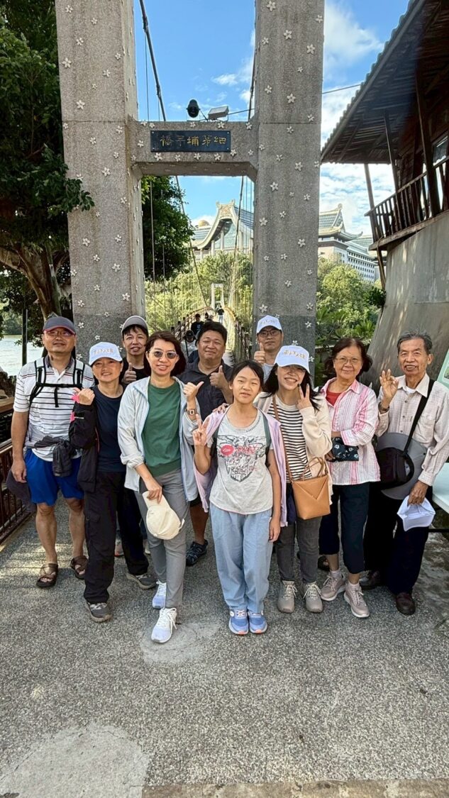 「走一圈峨眉湖、集一圈幸福章」健走活動吸引上百位民眾熱情參與，民眾於湖畔吊橋前合影留念，感受茶香與山水交織的秋日美景。（圖／記者林照東翻攝）