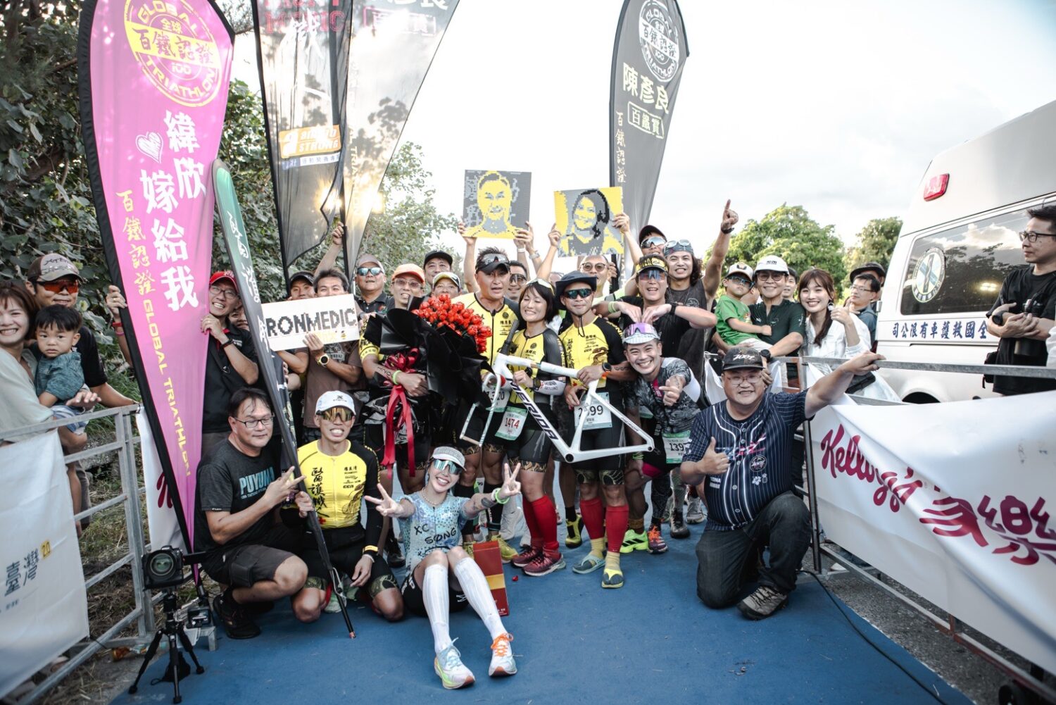 醫護鐵人團隊與親友見證這場感人時刻，陳彥良在終點前以百朵樂高玫瑰花與自行車架向洪緯欣求婚成功，現場氣氛沸騰。（圖/記者張家燁翻攝）