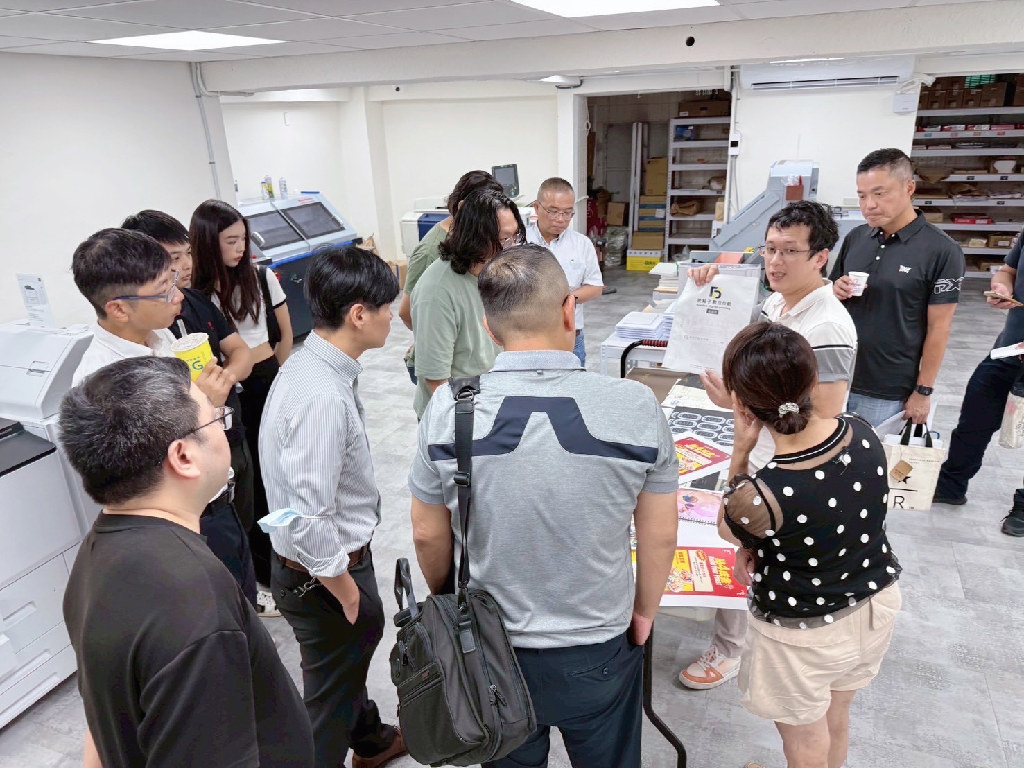 放點子數位印刷現場展示數位印刷應用成果，參與者實地交流最新印刷技術與材料趨勢，氣氛熱絡。（圖／記者林照東翻攝）
