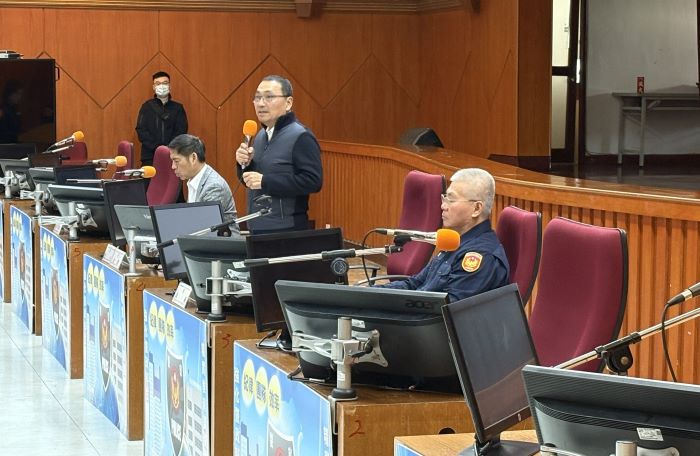 《圖說》侯友宜市長主持「強化維安精進作為會議」，重申對暴力犯罪之嚴正立場，並指示針對即將登場的「閃耀新北 1314 跨河煙火」活動，全面提升維安等級，右為警察局長方仰寧。〈警察局提供〉