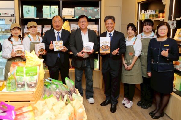 農業部次長黃昭欽(中)參觀店面,聆聽三峽區農會解說。圖/三峽區農會提供