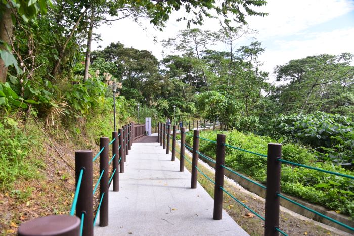 《圖說》步道各項設施及設備都兼具保護環境及生態永續為主，使健行人健走意願得以大幅提升。〈中和區公所提供〉  