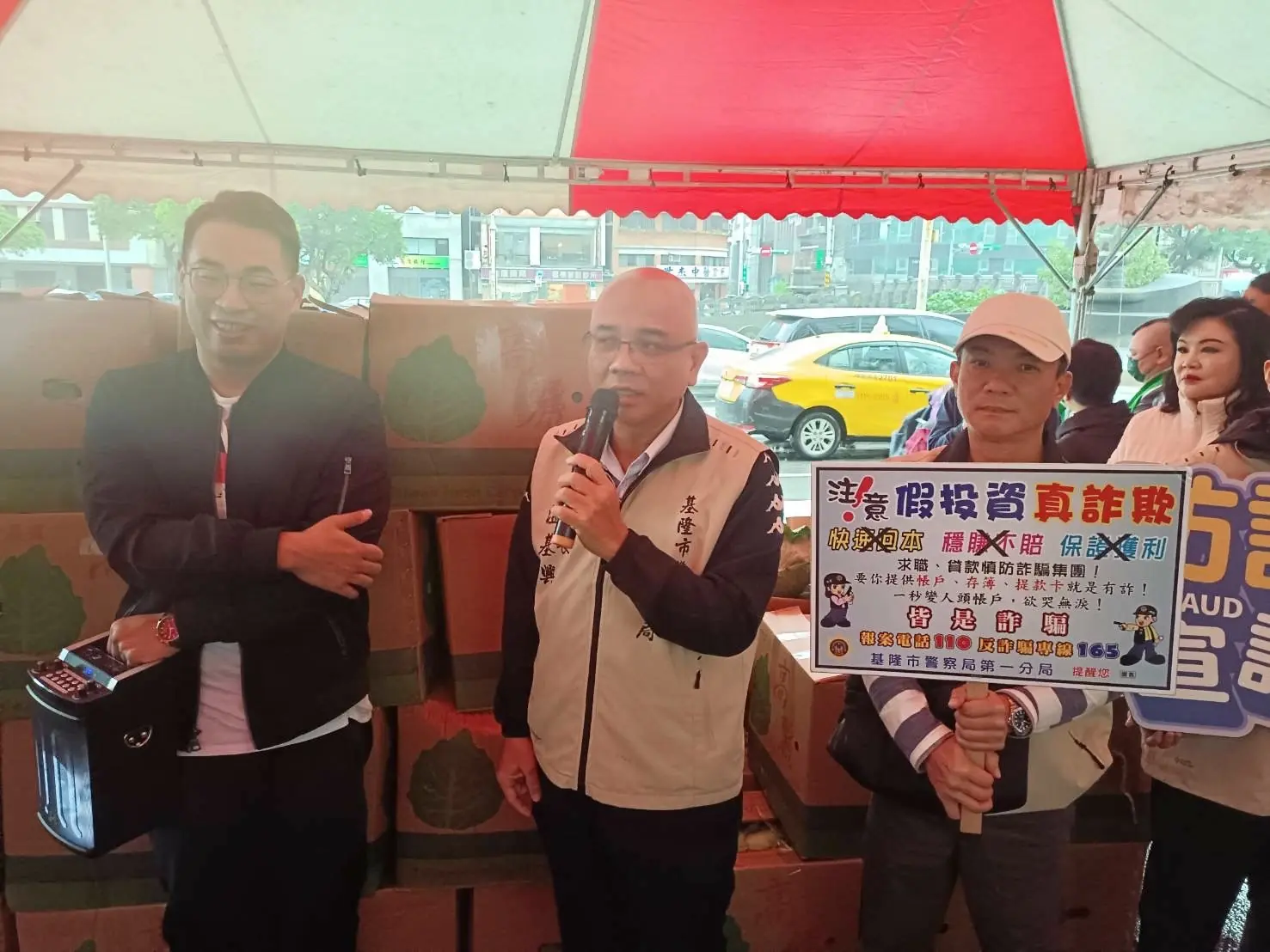 基隆市警察局第一分局分局長 温基興率員到場,向民眾說明投資詐騙、假網拍、分期付款詐騙等常見案例,並宣導「165 反詐騙專線」通報功能,提醒市民遇到可疑訊息應即時查證。