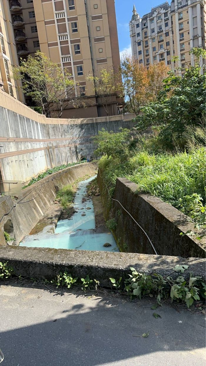 《圖說》五股坑溪異常變色。〈環保局提供〉