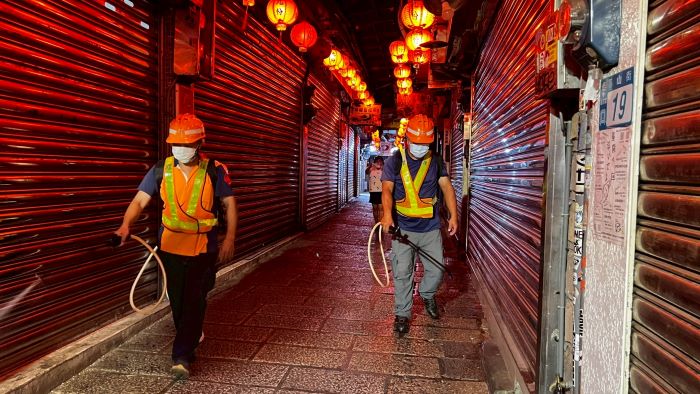 《圖說》清潔隊員執行環境清潔消毒業務。〈環保局提供〉