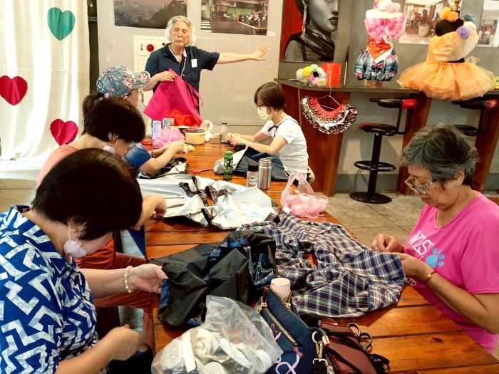 《圖說》汐止夢想社區余美英老師邀請街坊鄰居一同將廢棄物轉化為創意素材，製作成地方活動的特色服裝。〈文化局提供〉