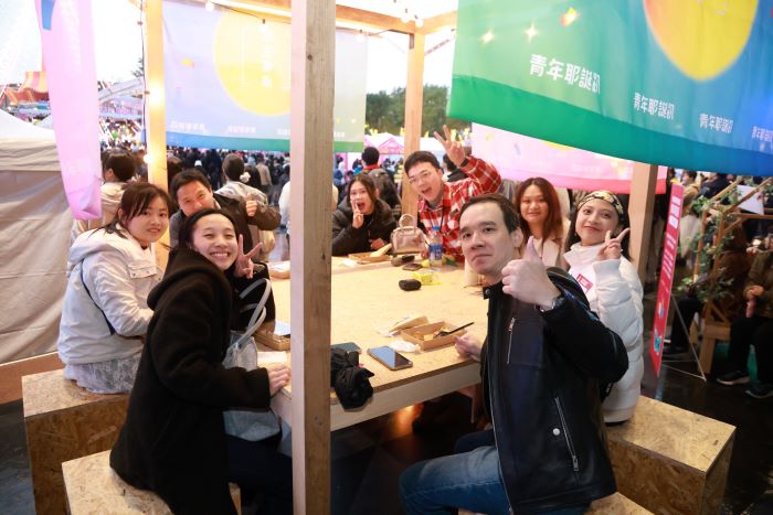 《圖說》陌生餐桌搭配有趣的提問卡,跟新朋友有更多的互動。〈青年局提供〉