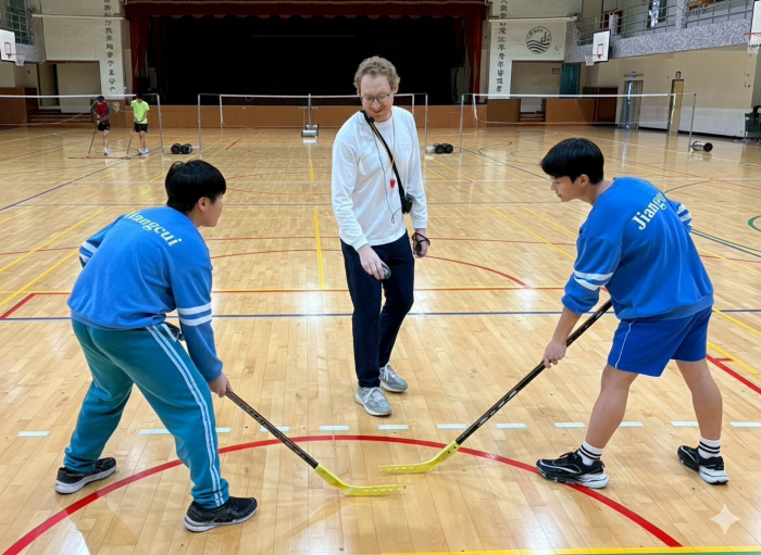 《圖說》江翠國中外師帶領學生體驗曲棍球活動。〈教育局提供〉