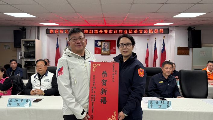 《圖說》新北市議會副議長陳鴻源致贈慰問金及慰問品加油打氣，由分局長蔣叔君代表受禮。〈永和分局提供〉