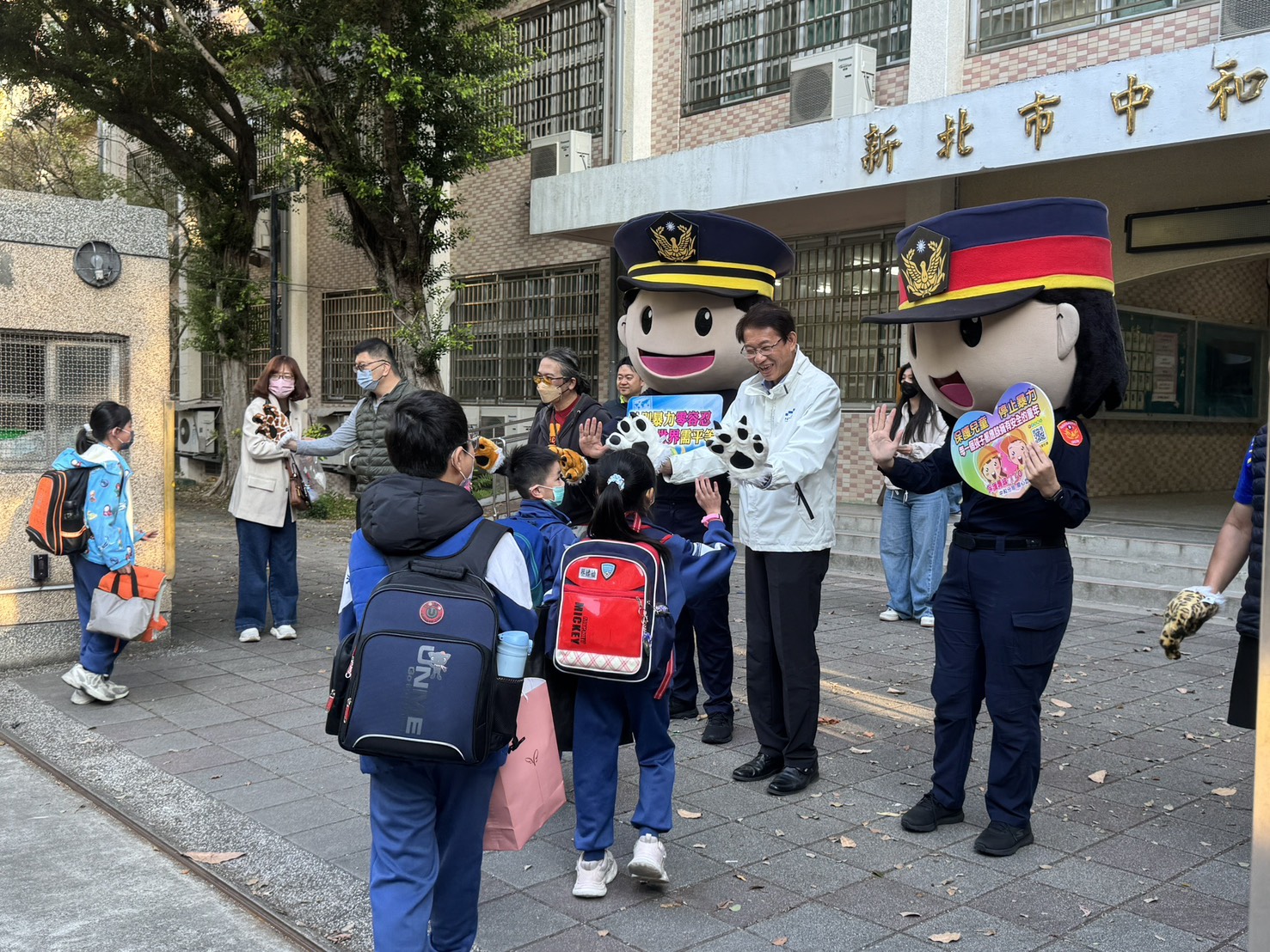 《圖說》中和分局於秀山國小執行護童勤務。〈警察局提供〉