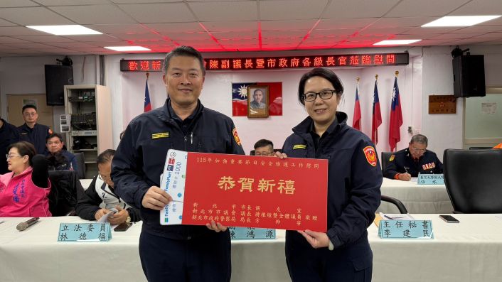 《圖說》警察局主任秘書李建民代表致贈慰問金。〈永和分局提供〉