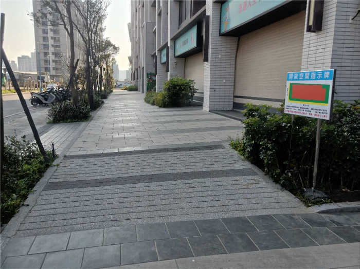 《圖說》115年度公寓大廈共用部分維護修繕補助執行計畫，增加防火巷、臨道路側供公眾通行之外牆磁磚修繕等項目。圖為非補助修繕申請案，僅為示意圖。〈工務局提供〉