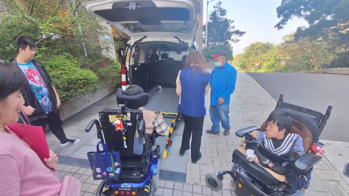 《圖說》八里愛心教養院院生乘坐復康福祉車。〈社會局提供〉