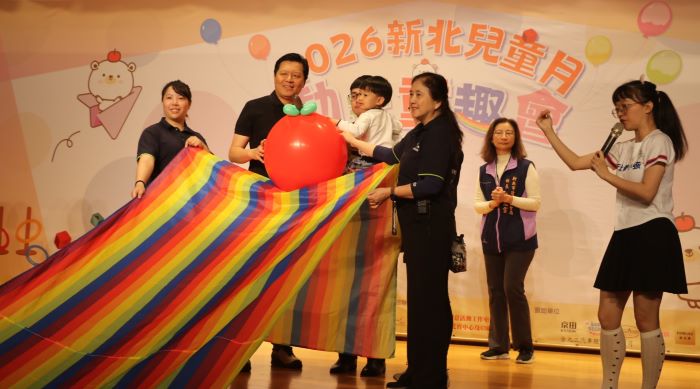 《圖說》新北副市長朱惕之與中華民國學前教育發展協會創會理事長羅秀麗(右3)一起將熊果球放下滑溜布,為兒童月揭開序幕。〈社會局提供〉