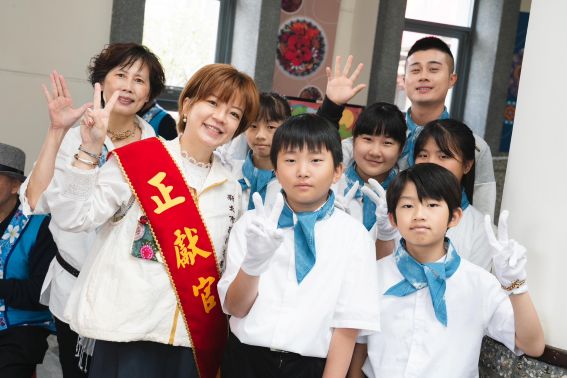 《圖說》天穿日祭天儀式由三峽客庄五寮國小學生參與,傳承傳統客家文化儀式。〈客家局提供〉