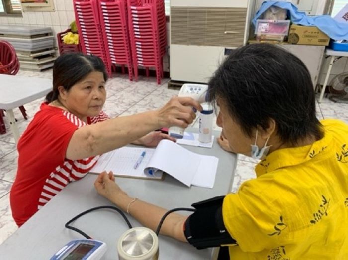 《圖說》非原民長者Hana平時為瑞芳區文健站志工，協助長者每次到站測量血壓。〈原民局提供〉