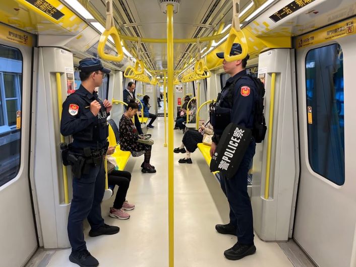 《圖說》新北警因應去年發生之隨機襲擊案件,強化大眾運輸場站之安全維護勤務。〈警察局提供〉