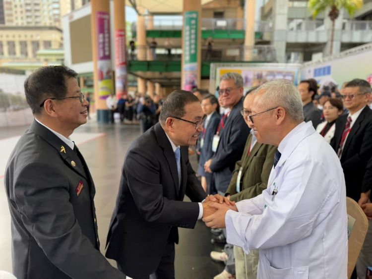 《圖說》侯友宜市長感謝消防局、衛生局及北北基桃各急救責任醫院深耕緊急救護政策具體成果，象徵無數家庭重拾希望的重要時刻，左一消防局長陳崇岳。〈消防局提供〉