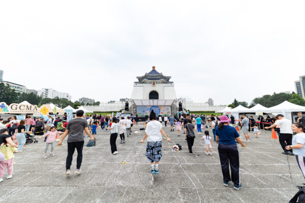 親子家庭共同完成壯觀的萬人跳繩。圖/主辦單位