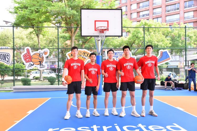 《圖說》中和823紀念公園天幕籃球場提供「青春無懼炎夏、運動風雨無阻」，隨時相約球場見好去處。〈中和區公所提供〉