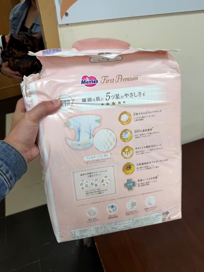 《圖說》員警自掏腰包，購買尿布、包屁衣與濕紙巾等嬰兒用品。〈中和分局提供〉