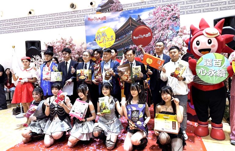 《圖說》韓風春之季捐贈儀式合照。〈教育局提供〉