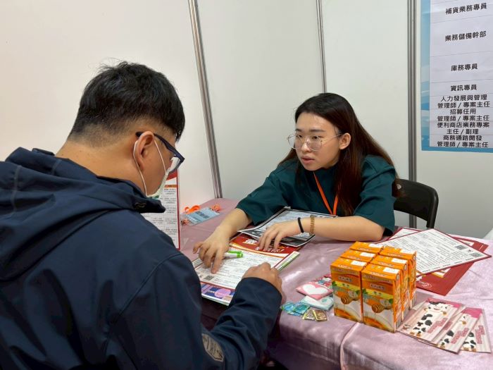 《圖說》企業廠商為謀職者詳細解說。〈勞工局提供〉