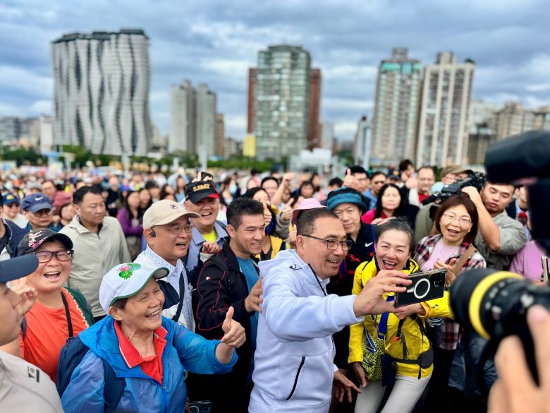 《圖說》侯友宜市長與民眾一起健行，並和熱情民眾及民意代表合影。〈民政局提供〉