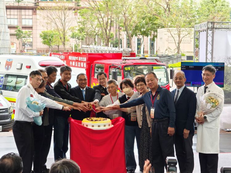 《圖說》「重生奇蹟－OHCA康復3,000人感恩活動」，侯友宜市長一同為康復市民切蛋糕慶生。〈消防局提供〉
