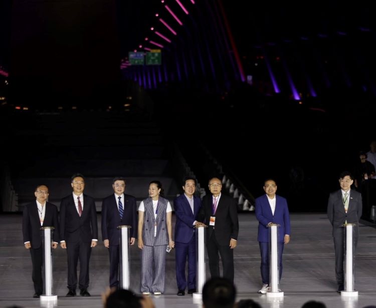《圖說》侯友宜市長（右二）與賴清德總統（右四）等人出席淡江大橋「感恩．美好之夜」典禮，一同主持點燈儀式。〈工務局提供〉