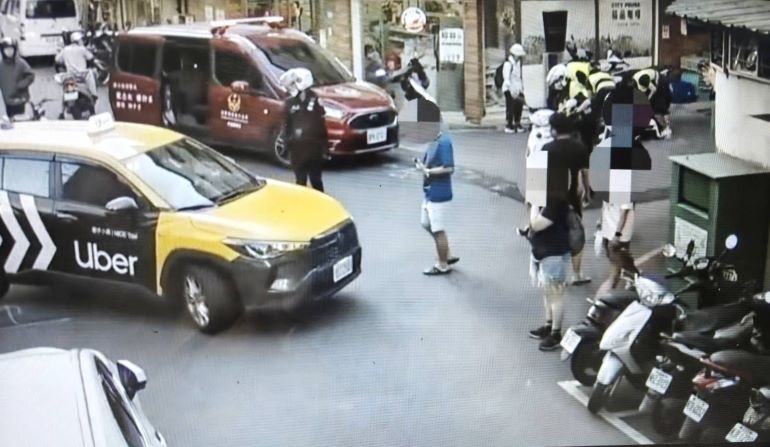 《圖說》交通管制引導救護車。〈中和分局提供〉