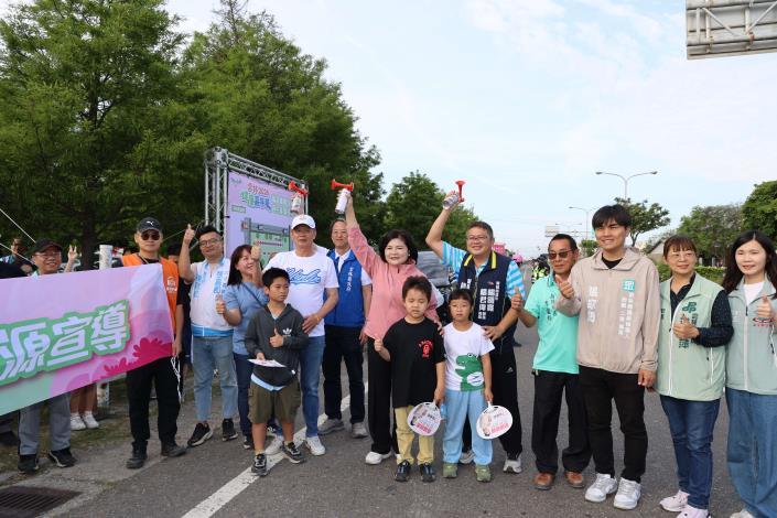 今於崙背、土庫兩場鄉親日，適逢母親節，許多親子同行、家庭共走，在運動中共享天倫時光