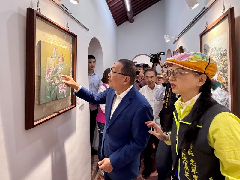 《圖說》侯友宜市長隨著忠翠里張慎芝里長的導覽欣賞展出畫作。〈板橋公所提供〉
