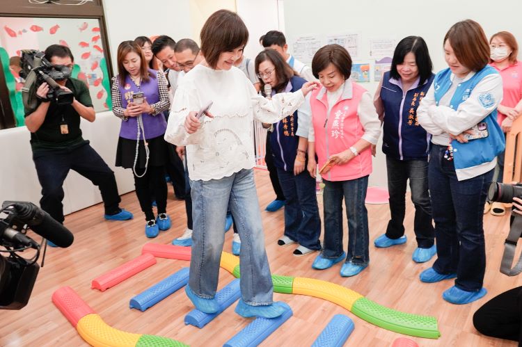 《圖說》柯志恩立委在親子館內體驗幼兒踩踏平衡觸覺板。〈社會局提供〉