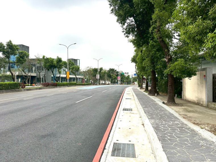《圖說》佳園路三段分流箱涵完工後路面復舊完成。〈水利局提供〉