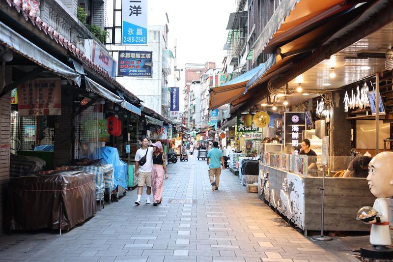 《圖說》金山老街匯聚在地美食與人文風情，吸引遊客駐足探索。〈觀旅局提供〉