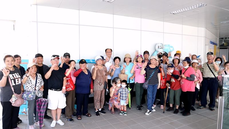 《圖說》沿線里民走進車站，不僅看見嶄新的捷運建設，也提前感受到城市美學與文化溫度。〈捷運局提供〉