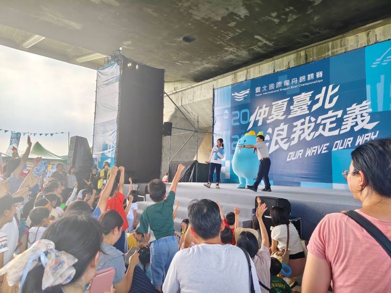 《圖說》台電副總經理陳銘樹今日與可愛的節電吉祥物「電寶」也來到大會主舞台共襄盛舉,與現場民眾進行趣味節電問答。〈台電提供〉
