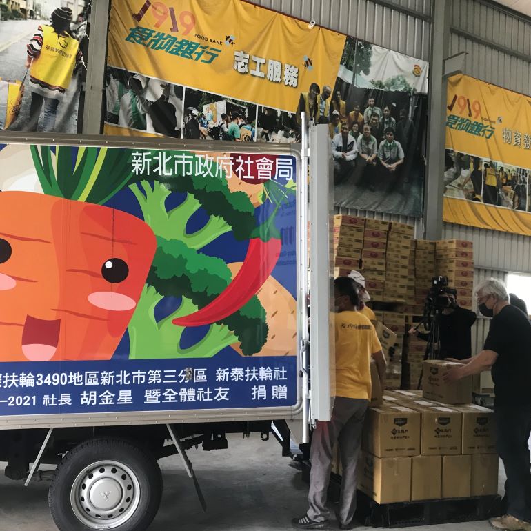 《圖說》新北市社會局與中華基督教救助協會合作 提供3輛惜食分享車全部投入惜食餘裕物資配送 將食材配送至老人、兒少共餐據點。〈社會局提供〉
